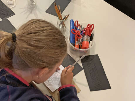 Visite-atelier 4-11 ans : Minéraux 3D : découpe, plie, colorie !