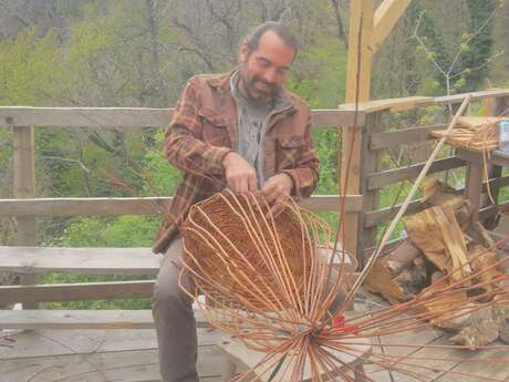 Wickerwork and chair reupholstering, Alain Creton