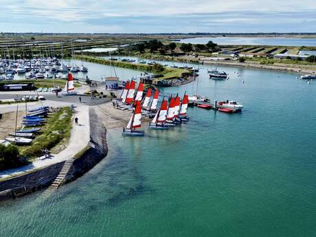 Courses and private lessons in windsurfing, dinghies, catamarans, optimists and wingfoils