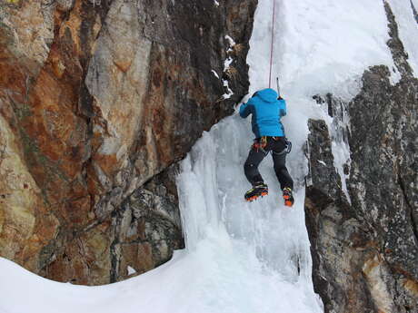 Escalade sur glace avec le Bureau des Guides