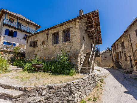 Champlatte par le hameau de Peyresq