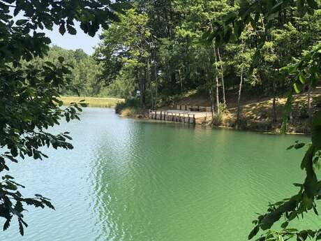 Ponton de pêche au lac de Lafrançaise