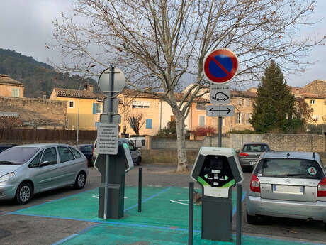 Borne de recharge pour voitures électriques