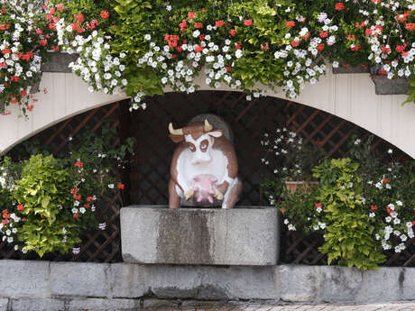 Art vache : sculpture "La Vache fontaine"