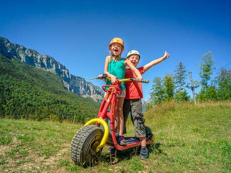 Trottinette sur herbe