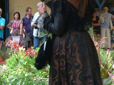 Présentation de costumes arlésiens par Reneissenço