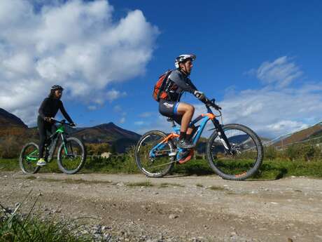 Au bord de l'eau à VTT