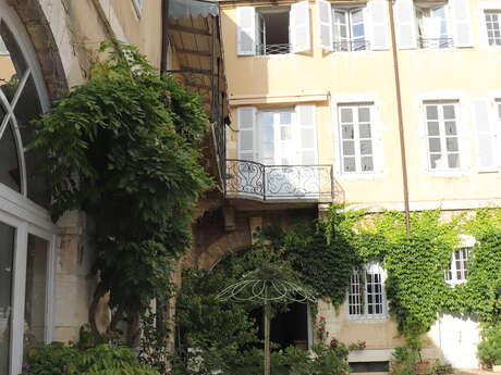L'hôtel Cabuchet, côté rue, côté cour