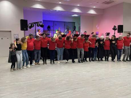 Fiesta del pueblo (veladas con DJ, juegos hinchables, bal musette, etc.)