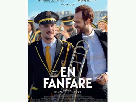 Outdoor film screening of "En fanfare"