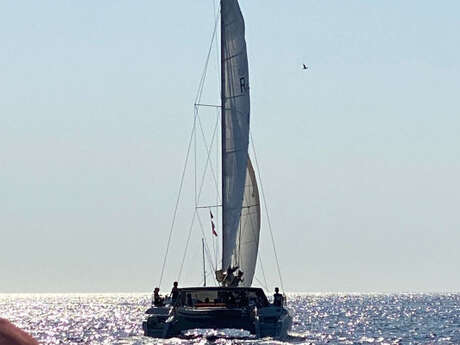 Catamaran à voile dans les îles du Frioul. Départ Mucem