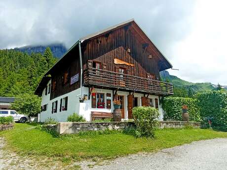 Le refuge du Chatelet d'Ayères par le Lac Vert