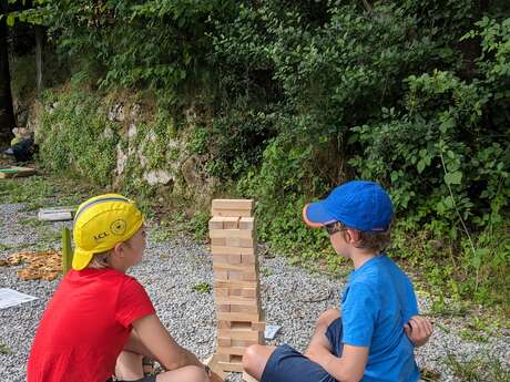 Jeux en bois avec Chloé