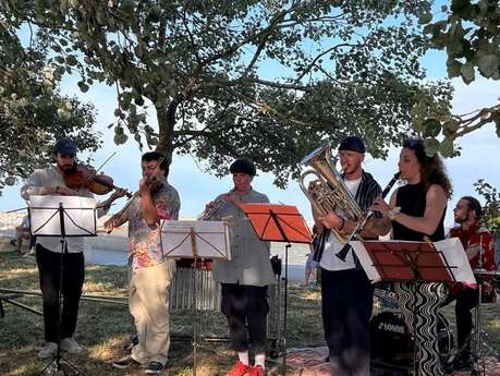 Concert fin de résidence dans un jardin à Loix