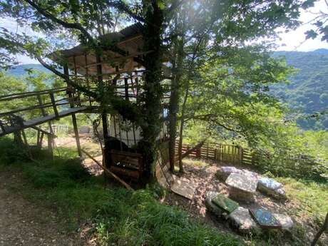 Chambre d'hôtes Gaïa Luna "Huttli la tente dans les arbres"