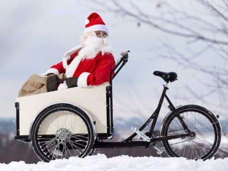 Kerstparade: driewieler en ballonfiguur in de straten