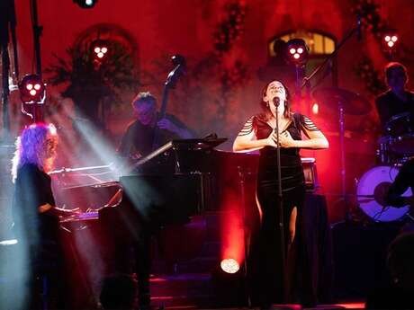 Sommerabende: „Piaf“ mit Anne Carrère & Hommage an Aznavour
