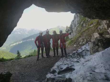 Traversée de la Dent de Crolles du trou du glaz vers la grotte Annette - Exploration souterraine encadrée avec Vertical Aventure