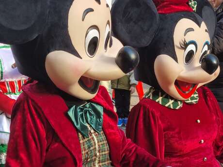 Parade Disney avec le père Noël Coeur Historique de Fréjus