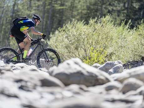 N°37 (Rouge) - Les Baux