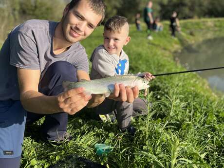 Initiation pêche de la truite en famille