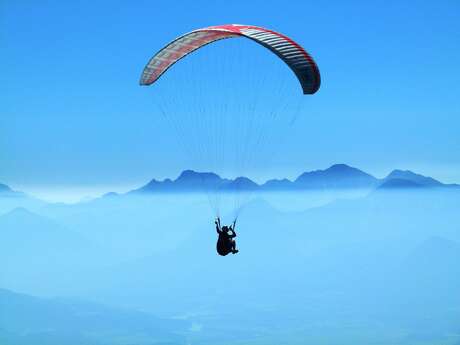 Découverte du parapente : séance pente école et vol biplace avec Xavier guide du Bureau Montagne de Passy