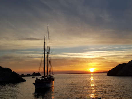 Croisière à la voile sur les îles du Frioul au soleil couchant