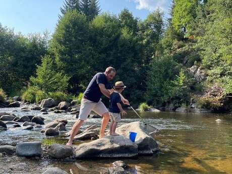 Enfiler ses bottes pour la pêche aux écrevisses