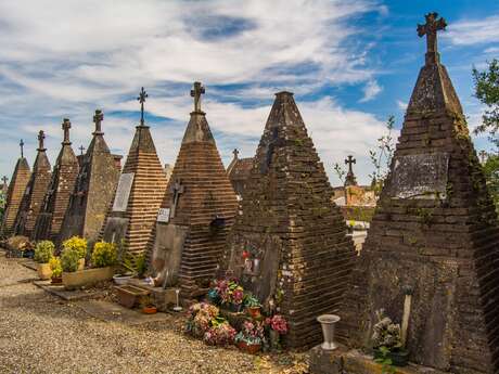 Stèles pyramidales au cimetière de Lafrançaise