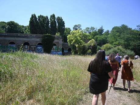 Visite guidée "Bâtiments mystérieux aux Bas Vignons"