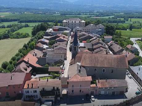 Le bourg des Marches