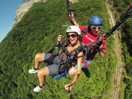 Tandem paragliding flight St Hilaire