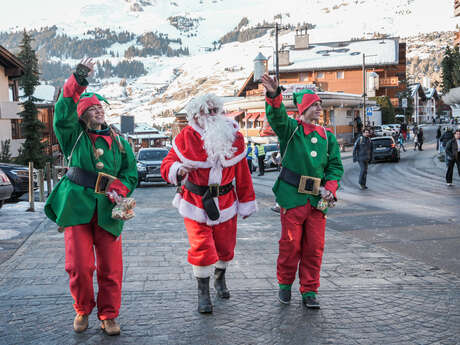 Der Weihnachtsmann und seine Elfen in den Straßen von Verbier