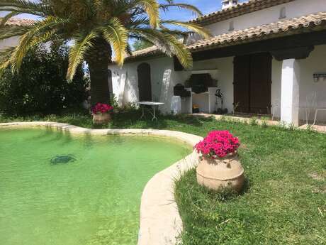 Frau BADIEU Marie - Atypische Villa mit Pool