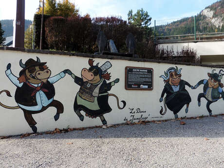 Art vache : fresque "La Danse du jumelage"