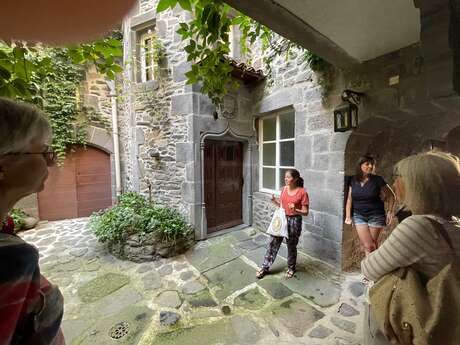 Visite - les cours intérieures de Saint-Flour