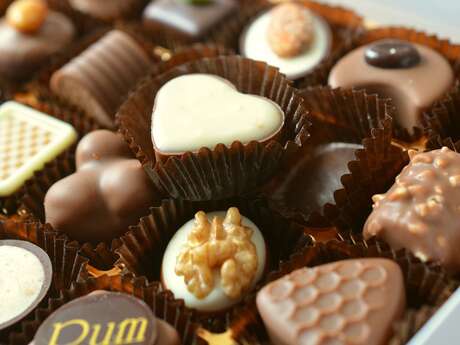 Distribution de chocolats de la Chocolaterie de Puyricard à l'accueil de l'office de tourisme d'Aix-en-Provence