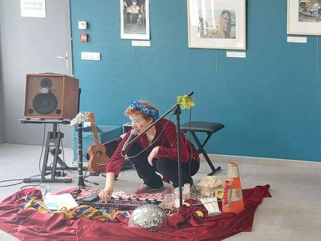 Concert carte postale par la Compagnie l'Emballée