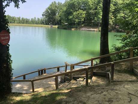 Ponton de pêche au lac de Lafrançaise