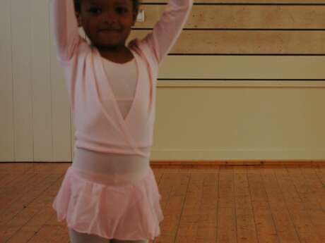 Cours de danse classique enfant à Loix pour les locaux à l'année