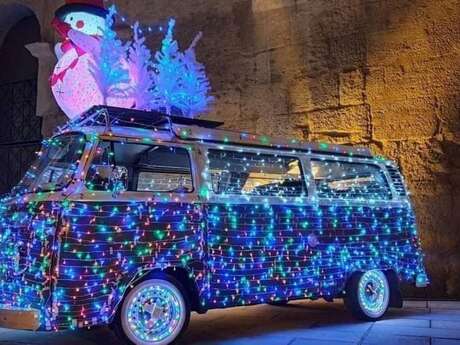 Parade van verlichte oldtimers