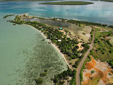 Plage de Ouano - Surf Camp (au Nord de presq. Î. Ouano)