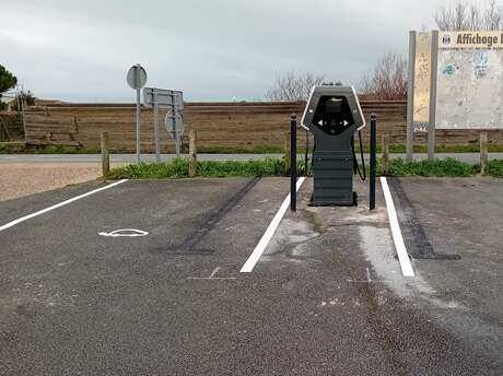 Borne de recharge pour voiture électrique à Ars-en-Ré - Parking de la Grange