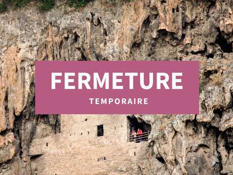 Habitats troglodytes dans le rocher de tuf