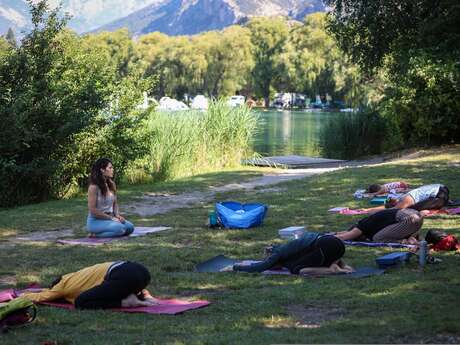 Yoga au bord du lac
