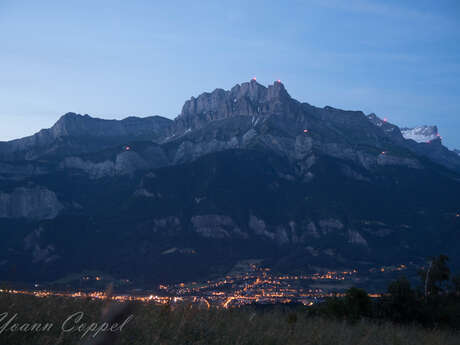 Falò di mezza estate e illuminazione delle cime