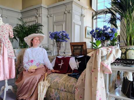 Family visits "Castle life in costume!" at Château de Serrant