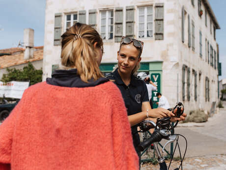 Handi-bikes : fauteuil roulant tracté par un vélo électrique par Les Cycles N