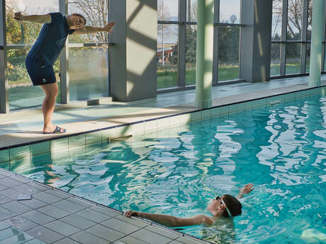 Ecole de natation des pieds dans l'eau