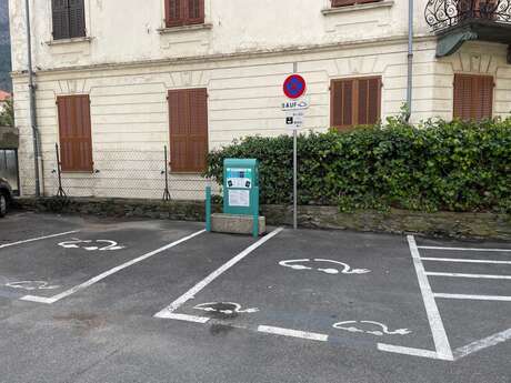 Electric vehicle charging station